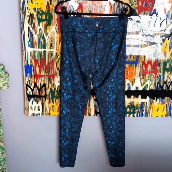 Women’s KYODAN SET Leggings (large) & Sports Bra (medium). BLUE SNAKESKIN - Picture 7 of 10
